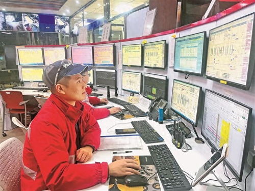 探秘百威哈爾濱工廠 數(shù)控生產(chǎn)與人機(jī)聯(lián)動的省級智能化典范